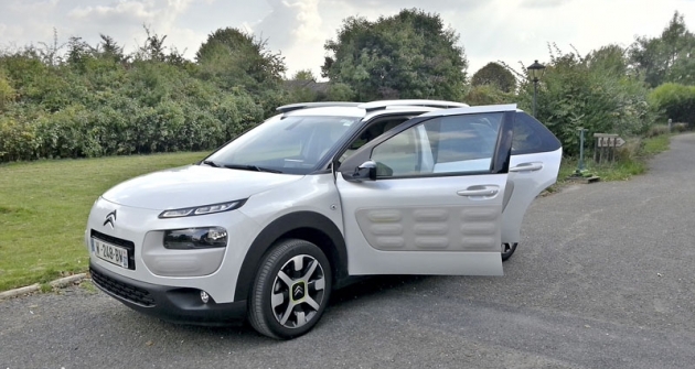 Všechny tři technické novinky jsme zkoušeli v nenápadně působícím prototypu Citroën C4 Cactus. Pro přímé srovnání jsme měli k dispozici Cactus v sériovém provedení