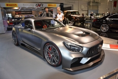 Úplně čerstvou novinku společnosti IMSA, kupé RXR One, přivezli z dílny rovnou do expozice. Jejím základem je Mercedes-AMG GT S. Vůz zcela přetvořili a odlehčili. Cílem není závodní dráha, nýbrž běžný provoz