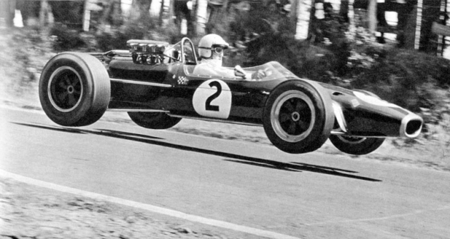Formule 1 na Nürburgringu prostě létaly, na snímku Denny Hulme, mistr světa 1967 s vozem Repco-Brabham