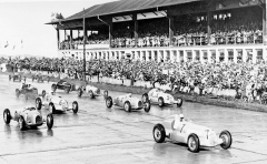 Start Eifelrennen 1937, na první pozici Manfred von Brauchitsch z továrního týmu Mercedes-Benz (startovní číslo 7)