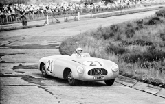 Hermann Lang (Mercedes-Benz 300 SL), vítěz závodů sportovních vozů v roce 1952