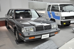 Hyundai Grandeur první generace v roce 1986 nahradil licenční vozy Granada od Forda