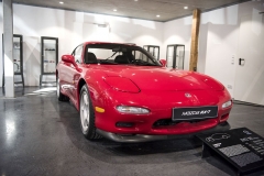 Mazda RX-7 z roku 1992 s dvoukomorovým rotačním motorem o výkonu 176 kW (240 k)