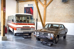 70. léta. Vlevo autobus pro 26 lidí Mazda ParkWay (1976) s rotačním motorem a vpravo Mazda 929 (1975) se čtyřválcem 2,0 litru o výkonu 66 kW (90 k)