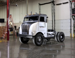 Freightliner 600, první s hliníkovou budkou, oficiálně zahájil historii značky v roce 1942