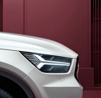 Volvo XC40 je začátkem nové generace kompaktních vozů řady 40. Typické prvky včetně předních svítilen s Thorovým kladivem se však objevují i zde