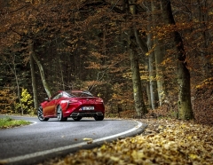 I zadní část je podobně excentrická jako příď. Rozhodně si Lexus LC nelze splést s žádným jiným vozem