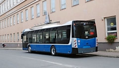 Autobus SOR NS 12. Proti elektrické verzi ENS 12 je patrné menší zadní okno