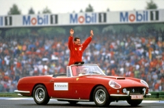 Michael Schumacher (Ferrari) zdraví diváky před Grand Prix 1996