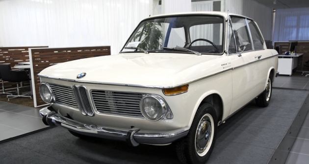 BMW 1600-2 (1967). Tento vůz byl spolu s dalšími pěti automobily BMW vystaven na brněnském strojírenském veletrhu v roce 1967 a od té chvíle již Brno neopustil. Po skončení veletrhu jej přímo na výstavišti koupil pan Hrubý a Miloš Vránek se mu o něj v následujících dekádách staral. V roce 1994 dostal pan Vránek příležitost vůz odkoupit a využil jí. Automobil je ve zcela původním stavu