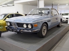 BMW 2.5 CS (1974). Poslední verze řady E9 s šestiválcem M30, zmenšeným z důvodu spotřeby a emisí v ropné krizi na 2,5 l. V této specifikaci vzniklo jen 844 vozů