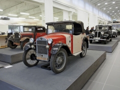 BMW Dixi (1928). Zástupce prvního automobilového typu značky BMW a zároveň nejstarší vůz ve sbírce. Pozoruhodný je cenný originální stav včetně střechy, čalounění a karoserie, a aby vůz neztratil autenticitu, nebude restaurován