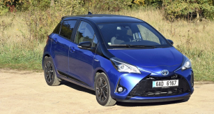 Toyota Yaris Hybrid ve svém aktuálním provedení vyniká výraznou přídí