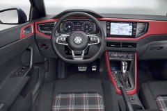 Moderní interiér nové generace Volkswagenu Polo dostal několik specialit pro verzi GTI. Jde hlavně o sportovní sedadla s károvaným čalouněním, specifický volant či ocelové pedály. Připraveny jsou různé verze dekorů obložení interiéru