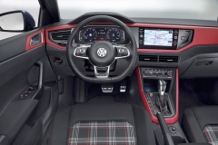 Moderní interiér nové generace Volkswagenu Polo dostal několik specialit pro verzi GTI. Jde hlavně o sportovní sedadla s károvaným čalouněním, specifický volant či ocelové pedály. Připraveny jsou různé verze dekorů obložení interiéru