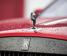 Tradiční soška Spirit of Ecstasy je ve verzi Black Badge černá, samozřejmě ji lze elektricky schovat pod kryt