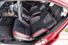 V modelovém roce 2018 dostalo WRX STI nová sedadla Recaro s lepším vedením v oblasti ramen