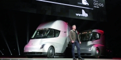 Elon Musk představuje své řešení Tesla Semi – první standardní, druhé s aerodynamickým paketem.