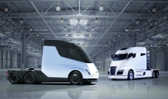 Vizuální porovnání dvou projektů Tesla Semi (vlevo) a Nikola One (vpravo). Oba dva projekty mají cosi společného – obchod s deštěm, ale s představením určité makety produktu, který si zákazník zaplatí dopředu.