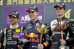 Zleva Lando Norris, evropský mistr F3, Dan Ticktum, vítěz závodu, a Estonec Ralf Aron na stupních vítězů v Macau