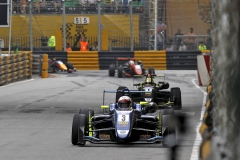 Ferdinand Habsburg vede před Lando Norrisem (oba Dallara F317 VW) na městském okruhu Grand Prix Macau