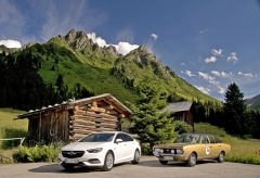 V alpském podhůří. Vlevo nová Insignia GS, vpravo Commodore GS/E. Význam zkratek je stejný, „Grand Sport“