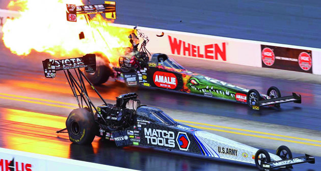 Top Fuel je vrcholná disciplína. Ani zde není nouze o „výbuchy motorů“, vždyť si uvědomme, že v tomto okamžiku spalovací, pístový motor produkuje výkon blízký 10 000 koní! Top Fuel je vrcholná disciplína. Ani zde není nouze o „výbuchy motorů“, vždyť si uvědomme, že v tomto okamžiku spalovací, pístový motor produkuje výkon blízký 10 000 koní!
