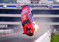 Sem tam se stane, že dragster „vzlétne“ a pohybuje se po zcela jiné trajektorií než pilot, v tomto případě Shane Gray, zamýšlel.