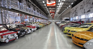 Jedna z hal továrny Zona Franca slouží jako depozitář historických vozů, ale i konceptů
