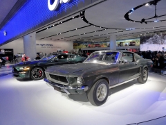 Ford Mustang Bullitt, originál z roku 1968, a jeho moderní nástupce modelového roku 2019
