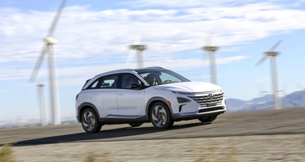 Hyundai Nexo potvrzuje, že automobil budoucnosti si bude muset elektrickou energii vyrábět přímo na palubě. Navazuje na řadu prototypů a omezených sérií odvozených z běžných typů Hyundai, přestavěných na soustavu s palivovými články, ovšem poprvé jde o zcela novou konstrukci věnovanou výhradně tomuto poháněcímu ústrojí