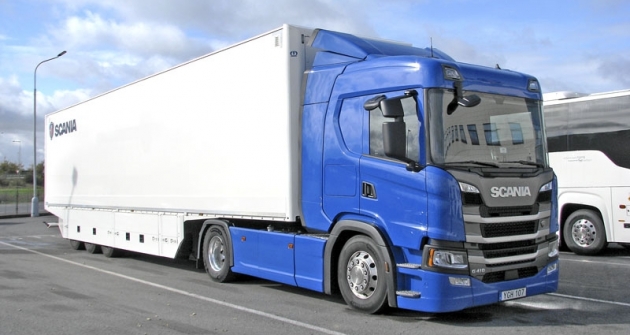 Pětinápravová jízdní souprava celkové hmotnosti 40 t s tahačem Scania G410 4x2 302 kW (410 k) a návěsem představuje evropský standard pro dálkovou dopravu 