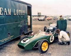V roce 1960 ovládly britskou scénu tovární Lotusy 18 Ford Cosworth s pozdějšími jezdci F1 Jimem Clarkem, Trevorem Taylorem a Peterem Arundellem