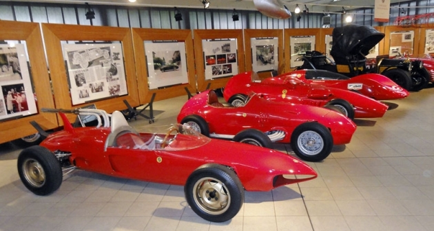 Italská značka Stanguellini úspěšně přešla z motorů vpředu na motory vzadu; v popředí Stanguellini Junior Delfino z roku 1961