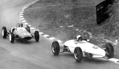 Peter Procter (Gemini Mk.IVA Ford) vede před Johnem Fenningem (Lotus 20 Ford) na okruhu Brands Hatch (1962)
