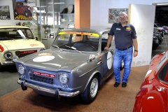Simca Abarth 1150 SS (šestistupňová převodovka), jedna z několika málo vyrobených a možná jediná z  přeživších s hrdým majitelem muzea. Nabízel ji za 40 000 eur
