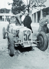Vrcholný závodní model vozidel „Z“ s typovým označením Z 14 z roku 1931 vzešel z konstrukčního pera Ing. Vladimír Součka. Podvozek a karosérie nezapře výraznou inspiraci vozidlem Bugatti 35, včetně paprskových litých kol. Pod kapotou byl osmipístový, příčně zdvojený dvoudobý přeplňovaný čtyřválec o zdvihovém objemu 1,444 l. Motor byl poněkud náladový (kvůli složité konstrukci hlavy motoru docházelo k jejímu častému praskání), avšak když v něm tzv. „chytly saze“, vůz se v maximální rychlosti blížil 190 km/h. Na fotografii je vůz zachycen za hlavní branou brněnského výstaviště. Postava vylézající z kokpitu je pravděpodobně brněnský závodník Bruno Sojka.