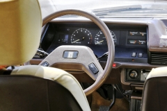 Každá Toyota měla dříve svůj vlastní znak, umístěný zpravidla na volantu. Ten je jednoduchý, dvouramenný s velkým průměrem