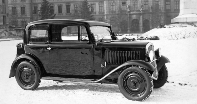 Jeden z prvních deseti vozů Škoda 420 na snímku pořízeném v lednu 1933