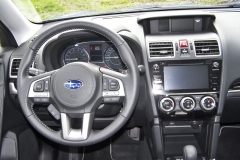Subaru – Pracoviště řidiče přehledné, kůží obšitý volant výborně padne do ruky