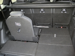 Peugeot – Dvě nouzová sedadla ve třetí řadě jsou složena v podlaze zavazadlového prostoru