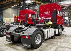 Renovace a pečlivé prohlídky ojetých vozidel probíhají ve speciální dílně v automobilce Renault Trucks v Bourg-en-Bresse