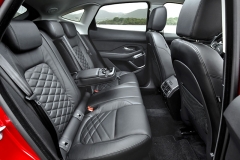 Druhá řada sedadel je poněkud stísněná, ale to platí o Range Roveru Evoque také a zákazníci ho přesto stále kupují ve velkém