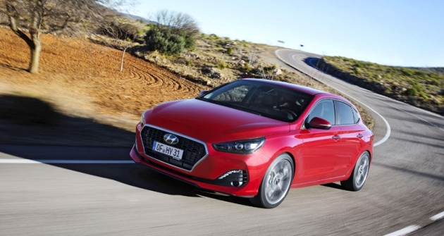 Hyundai i30 ­Fastback je nižší a sportovněji střižený. Specificky pojatý je i přední nárazník 