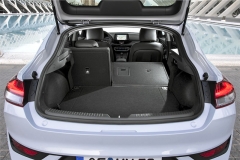 Zavazadlový prostor je větší než u hatchbacku, ale menší než u Kombi. Zadní opěradla lze sklápět do roviny s jeho podlahou. Přístup je poněkud omezen vysokou nákladovou hranou