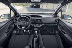 Interiér Yarisu GRMN na vás dýchne sportovní atmosférou. Volant s menším průměrem vychází z kupé GT86, nechybějí hliníkové pedály, hlavice řadicí páky ani kontrastní červeno-bílé prošívání