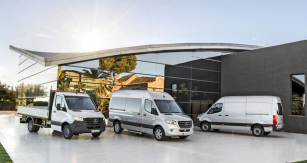 Nový Mercedes-Benz Sprinter. Základní varianty, zleva valník, minibus a skříňová dodávka