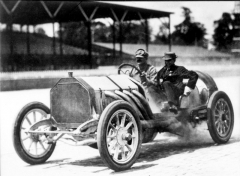 Závodník Louis Chevrolet za volantem Buicku 10 (cca 1909)