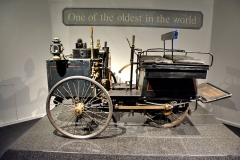Jedním z nejstarších automobilů světa je De Dion, Bouton et Trépardoux (cca 1887) poháněný dvoupístovým parním motorem