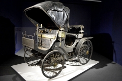 Jeden z prvních Peugeotů, Typ 6 (1894), poháněl dvouválec 1,2 l (24 km/h). Vůz nebyl nikdy restaurován